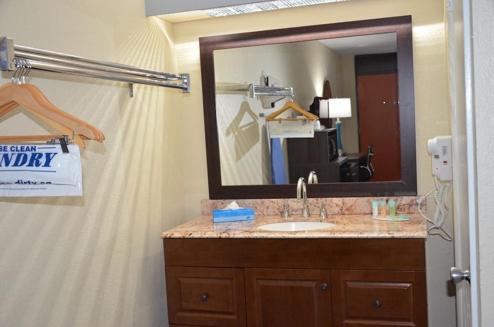 Days Inn & Suites By Wyndham Orlando Airport Екстериор снимка
