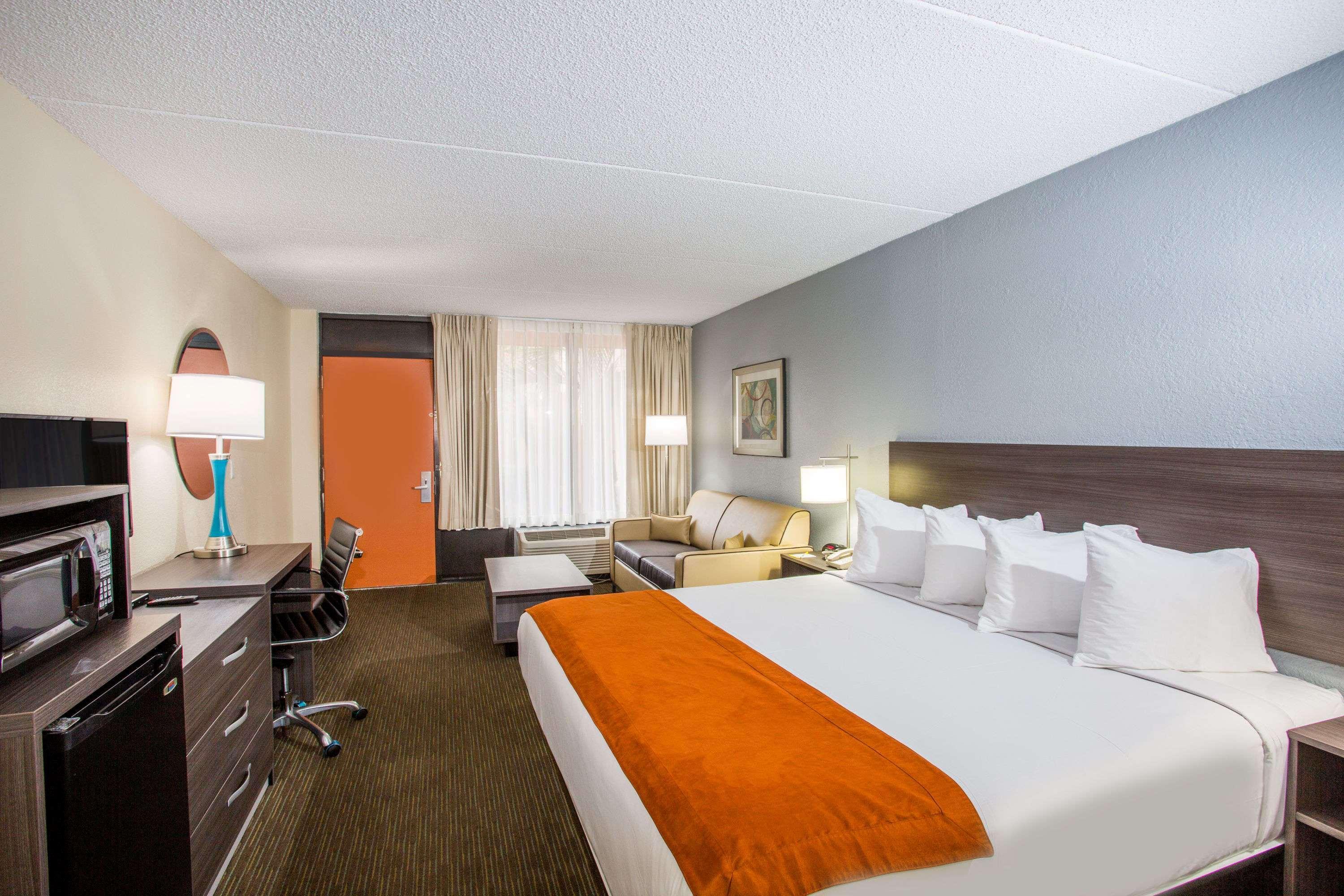 Days Inn & Suites By Wyndham Orlando Airport Екстериор снимка