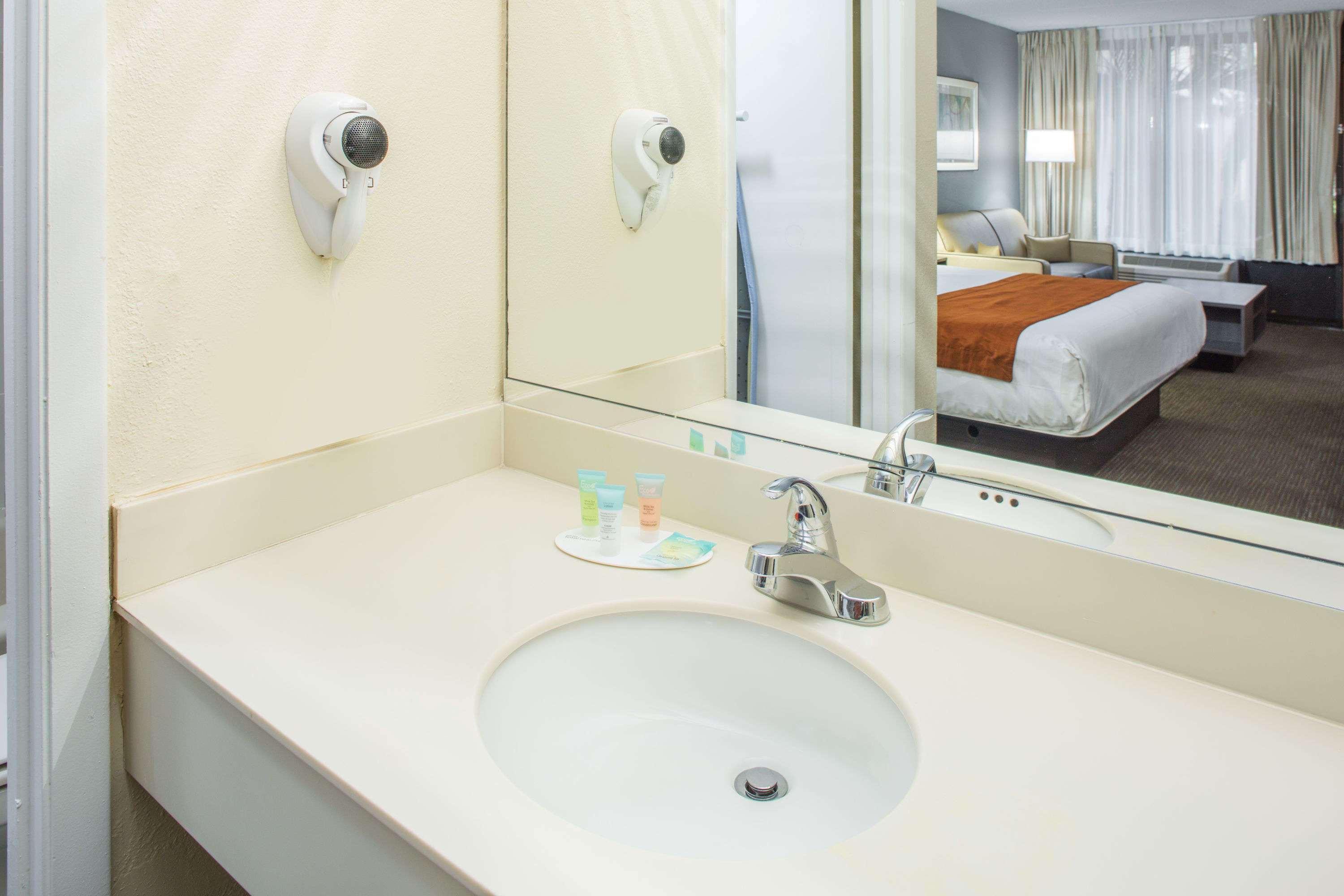 Days Inn & Suites By Wyndham Orlando Airport Екстериор снимка