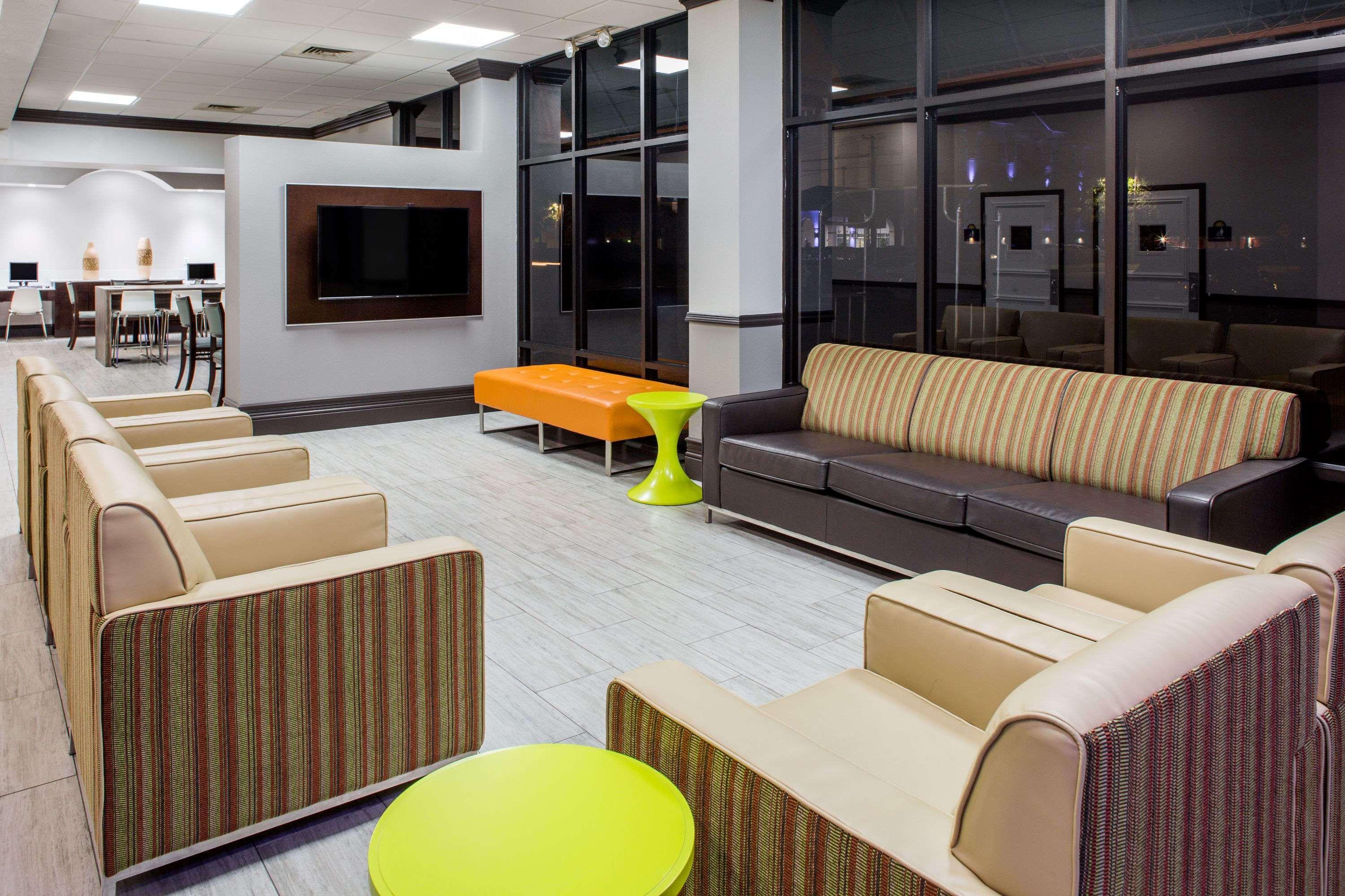 Days Inn & Suites By Wyndham Orlando Airport Екстериор снимка