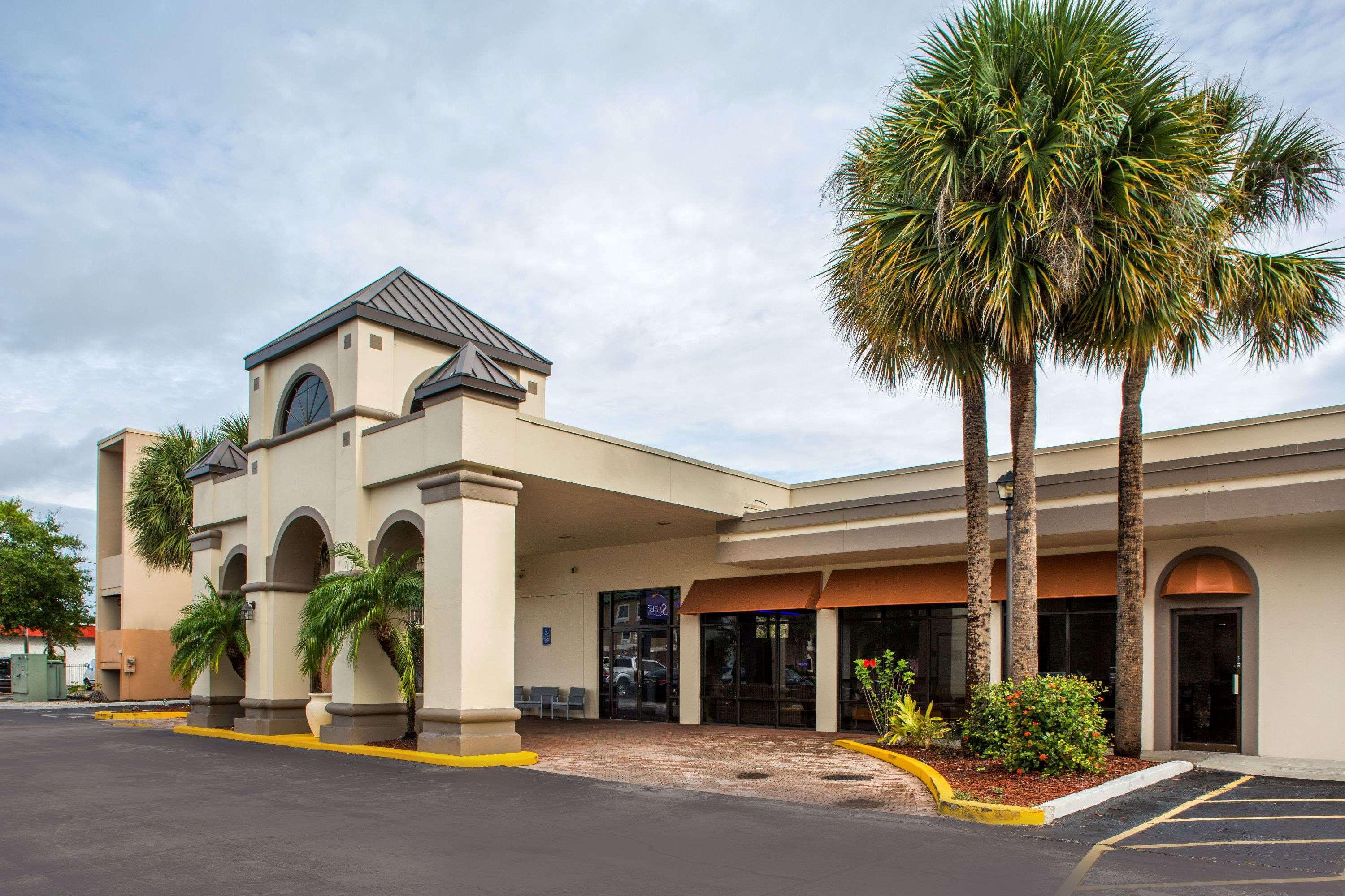 Days Inn & Suites By Wyndham Orlando Airport Екстериор снимка