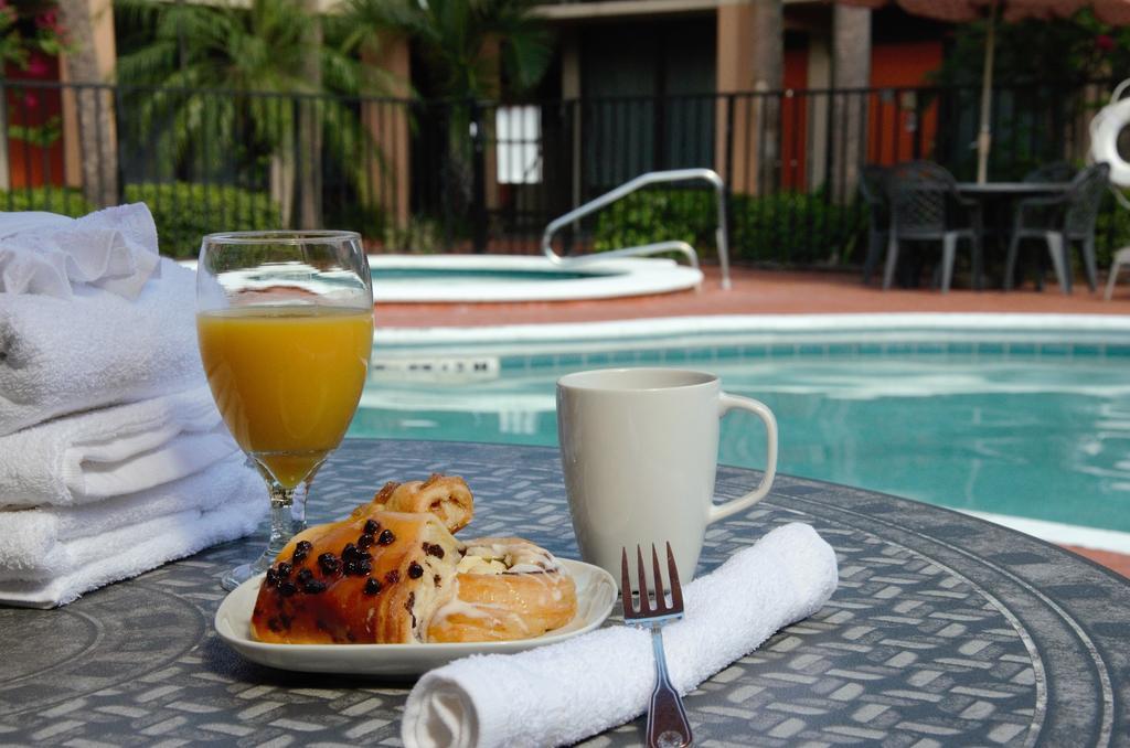 Days Inn & Suites By Wyndham Orlando Airport Екстериор снимка