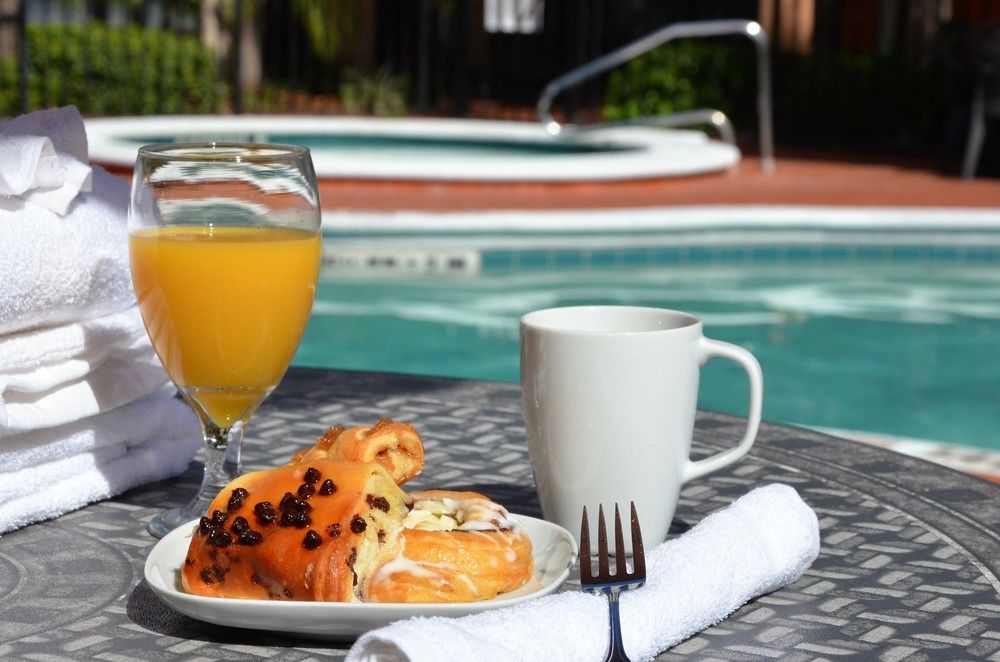 Days Inn & Suites By Wyndham Orlando Airport Екстериор снимка