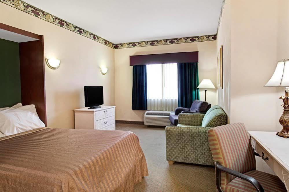 Days Inn & Suites By Wyndham Orlando Airport Екстериор снимка