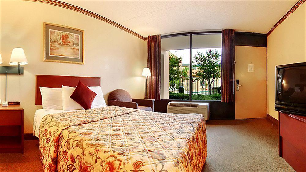 Days Inn & Suites By Wyndham Orlando Airport Екстериор снимка